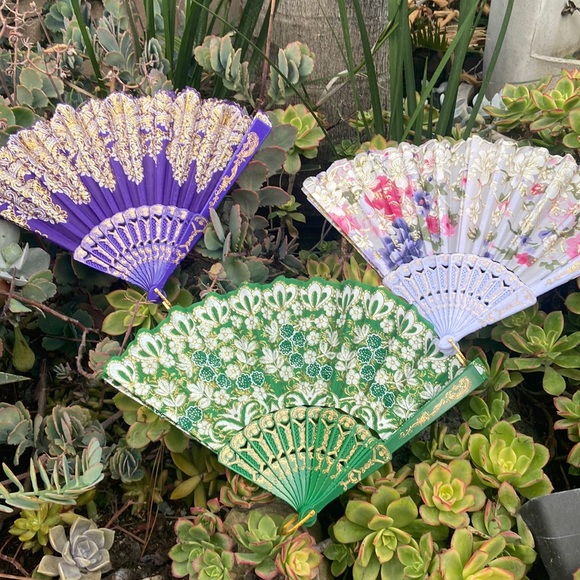Accessories - 3 Hand fans